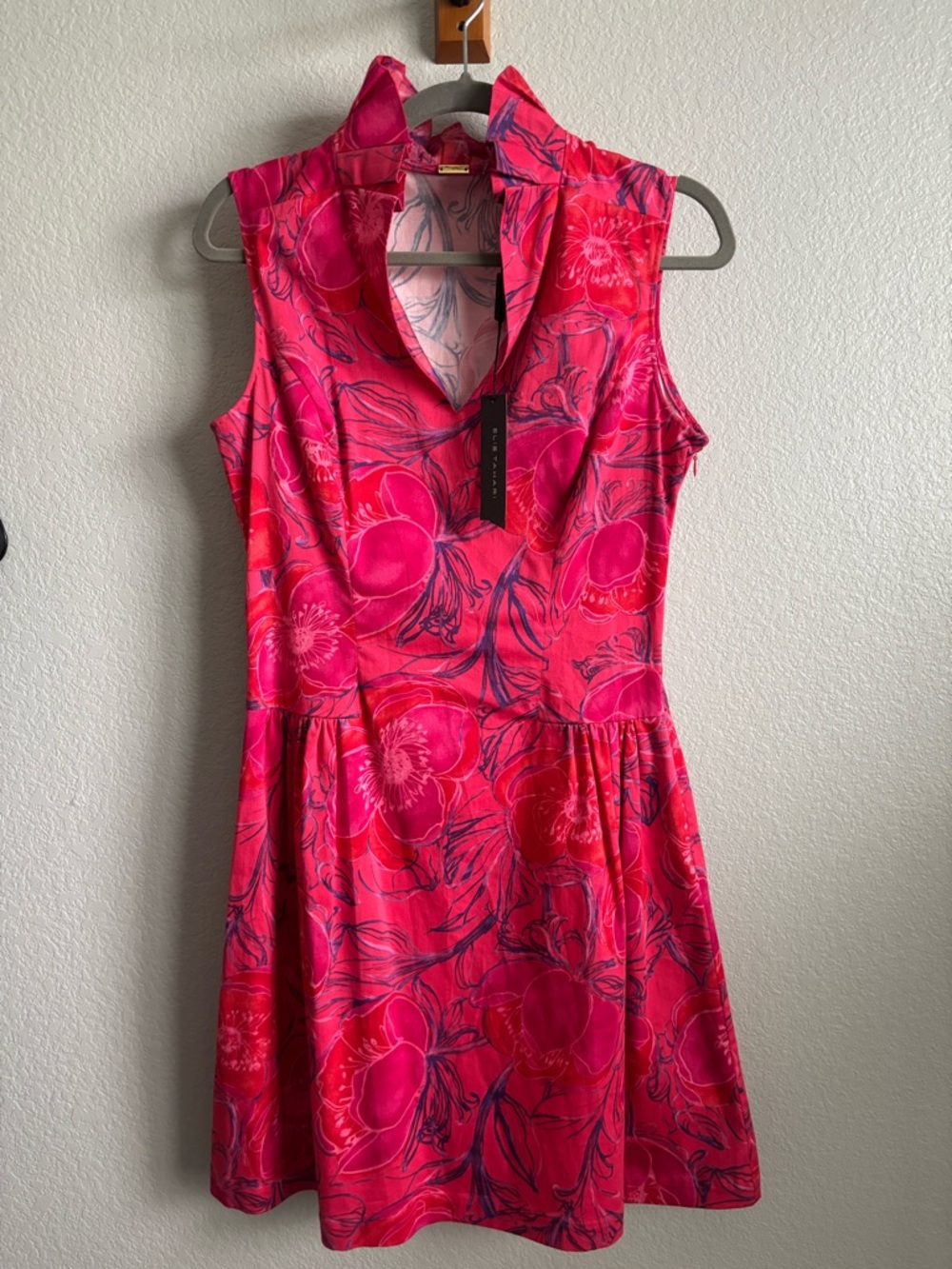 NWT Elie Tahari Pink Floral Sleeveless Dress with V-Detail
